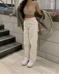 Pretty Outfits With Pants, Creme Pants Outfit, Tight Shirt Loose Pants Outfit, Cargo Outfits Women, Neutral Aesthetic Outfits, Outfits Summer 2022, Summer 2022 Outfits, Neutral Fits, Divine Women