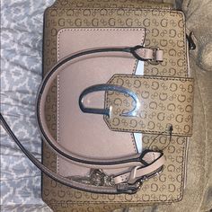 New New Never Used Guess Hensely Bag, Guess Bags Handbags, White Crossbody Bag, Guess Purses, Black Crossbody Purse, Guess Handbags, Quilted Crossbody Bag, Guess Bags, Chain Crossbody Bag