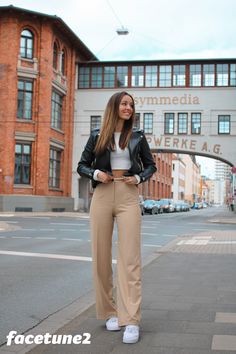 Pantalon Beige Outfit Invierno, Outfits With Camel Pants, Outfit Avec Pantalon Beige, Ootd Pantalon Beige, Beige Pantalon Outfit, Light Brown Corduroy Pants Outfit, Beige Wide Leg Jeans Outfit, Pantalon Color Beige Outfit, Jean Beige Outfit