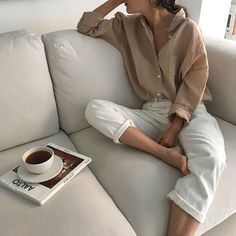 calça branca de linho e camisa de seda nude, perfeitos Vintage Summer Outfits, Minimalist Moda, Model Pose, Looks Street Style, Jive, Trik Fotografi, Old T Shirts, Winter Trends, Mode Inspo