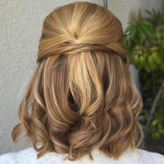 when i see all these homecoming hairstyles for medium length it always makes me jealous I absolutely love this homecoming hairstyles for medium length so pretty! Perfect hairstyles!!!!! Diy Curls, Prom Hairstyles For Short Hair, Medium Long Hair, Super Hair, Easy Hair