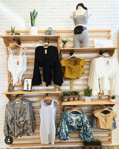 Boutique Layout, Wooden Backdrops, Clothing Store Interior, Clothing Displays, Boutique Interior Design, Store Interiors, Boutique Interior, Clothing Photography