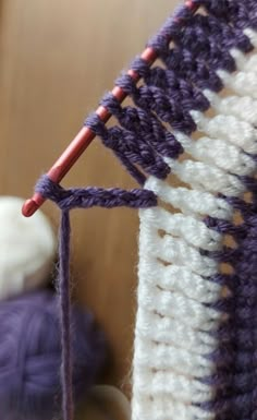 a close up view of the end of a crochet project with yarn on it