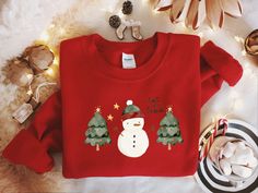 Vintage Christmas Sweatshirts, Christmas Gift Mom, Cow Nursery, Cow Highland, Vintage Snowman, Sweater Ideas, Merry Bright Christmas, Christmas Clothes, Jolly Christmas