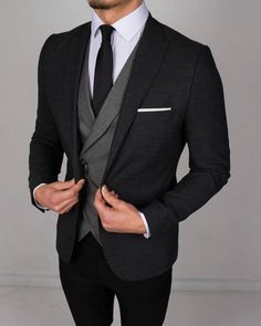 Galactik Football, Grey 3 Piece Suit, Mens Fashion Suits Formal, Charcoal Suit, Black Suit Men, Black Suit Wedding, Formal Men Outfit, Classy Suits, Belle Silhouette