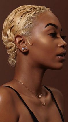 Pelo Afro, Pixie Bob, Short Blonde, Short Natural Hair Styles, Blonde Pixie, Pixie Hairstyles, Black Girls Hairstyles, Short Curly, Hair Looks