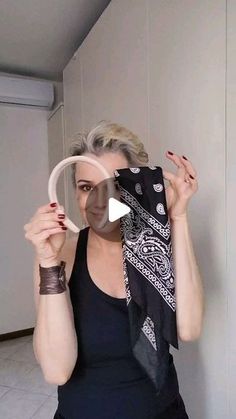 Tie Hair With Scarf, How To Wear A Scarf In Your Hair, Hair Scarf Styles, Ways To Wear A Scarf, Head Scarf Styles, Bandana Styles, Hairdos For Short Hair, Effortless Hairstyles, Scarf Women Fashion