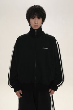 Fits well and is quite comfortable Oversized Jacket Aesthetic, Adidas Track Jacket Outfit, Track Jacket Outfit, Baggy Outfits, Cozy Streetwear, Oversize Jacket, Mens Athletic Wear, Urban Clothing, Retro Sweatshirts