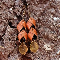 Faux Leather Earrings with Leaf / Handmade Jewelry / Twisted Earrings / Brown Vegan Leather Twisted Earrings, Boho Jewelry Diy, Diy Jewelry To Sell, Diy Bangle Bracelets, Diy Jewelry Unique, Faux Leather Earrings, Easy Diy Jewelry