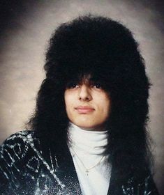 16 coupes de cheveux atroces qu'on ne voit plus aujourd'hui mais qui étaient totalement à la mode dans les années 80 ! 80s Yearbook, Funny Haircuts, Hair Fails, Hair Mascara, Awkward Photos, Awkward Family Photos, Jimmie Johnson, Bad Haircut, 80s Hair