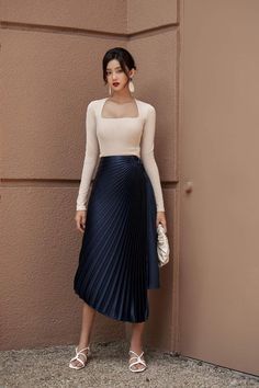 Skirt White Outfit, Elegant Skirt Outfits, Midi Silk Skirt, A Line Skirt Outfits, Skirts Winter, Boho Street Style, Western Gown