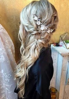 Side Swept Bridal Hair Side Swept Bridal Hair, Bride Hairstyles For Long Hair, Bridal Hair Half Up, Wedding Hairstyles Indian, Bridal Hair Down, Wedding Hair Half