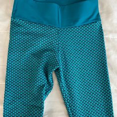 Nwot Turquoise & Black Workout Leggings, Cute Ruched Back That’s Super Flattering (Tiktok Style). Only Tried On Once! Stretchy & Fits Waist 26-29” Turquoise Stretch Yoga Bottoms, Stretch Turquoise Yoga Bottoms, Sporty Stretch Turquoise Bottoms, Black Workout Leggings, Tiktok Style, Workout Yoga, Yoga Leggings, Workout Leggings, Colorful Leggings