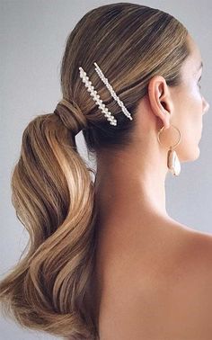 If you read this and thought, really? Ponytail? Is it really? YES!!! You know Ponytails aren’t reserved solely for bad hair days or on your fitness. Ponytail is the... Bridal High Ponytail, Bride Ponytail Hairstyles, Smooth Ponytail, Ponytail Updos, Hairstyles Sleek, Wedding Ponytail, Prom Ponytail, Cute Ponytail Hairstyles, Low Ponytail Hairstyles