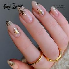 Click here to view more Fofosbeauty Press On Nails at lower price! Limited Edition Christmas Design Nails Decoration are here, with glossy extra-long stiletto shaped nails! Spare yourself a schlep to the salon with DIY false nails that also save you time and money. Wickedly chic one-of-a-kind manicures will make you look spellbindingly beautiful in a snap. Created exclusively for Fofosbeauty by top professional nail artists and social influencers, you wont find these styles anywhere else. Fofosb Nail Tip Shapes, Kantor Pos, Fake Nails Designs, Nagel Tips, Manicure Tips, Nail Type, Snowflake Design, Stil Elegant, Christmas Gifts For Girls