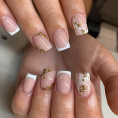 Square Nail Designs Gold Flakes, Acrylic Nail Foil Designs, Cute Short Acrylic Nails New Years, Short Gold Foil Nails, Cute Short Acrylic Nails White And Gold, Cute Gold Nails Short, Short Nail Designs Gold Foil, Foil Nails Designs Coffin, Short Nails Gold Flakes