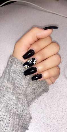 Flower Nails Coffin Shape, Black Nail Flower Designs, Black Nail With Flower Design, Flower Black Nails, Black Nail Designs Flowers, Black Acrylic Nails With Flowers, Medium Length Coffin Acrylic Nails Black, Black Nails With Daisy, Black Nail Designs With Flowers