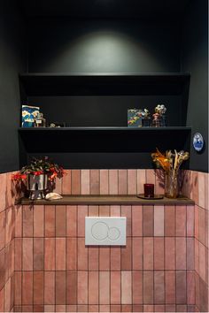 Kleurrijke toilet met roze tegeltjes en zwarte muren Hotel Chique Toilet, Pink Wc, Loft Toilet, Bohemian Tiles, Tiles Color, Pink Toilet, Best Color Schemes, Downstairs Loo