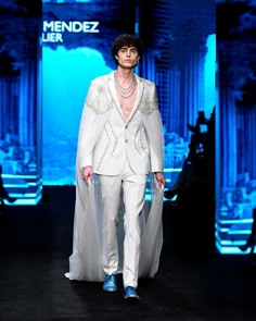 Mens Fashion Runway Met Gala Mens Outfits, Unique Prom Outfits, Prom Outfits Men, Cape Men, Nonbinary Wedding, Tuxedo Fashion, Prom Fits, Suits Tuxedo