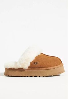 The best-selling slipper perfect for gifting (or keeping!) - these suede slippers by UGG feature their signature snuggly-soft sheepskin lining and an elevated flatform sole. Oprahs Favorite Things, Brown Fits, Suede Slippers, Warm Slippers, Platform Slippers, Comfy Shoes, 18th Birthday