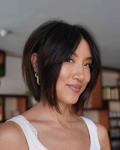 15 Chic Italian Bob Haircut Ideas with Bangs: Effortless Style and Elegance - thepinkgoose.com Fall Bob Hairstyles, Cute Mom Haircuts, Pin Straight Hair, Curtain Fringe, Bob Haircut With Bangs, Fluffy Hair, Haircuts With Bangs, Curtain Bangs