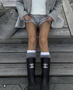 Luxury Winter Outfits, The Row Margaux Bag, Row Aesthetic, Winter Outfit Ideas Aesthetic, Margaux Bag, 2000s Fashion Icons, Old Money Winter, Outfit Ideas Aesthetic, Ski Outfits