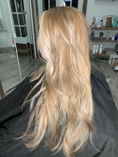 Flattering Blonde For Pale Skin, Really Light Strawberry Blonde Hair, Hair Ideas Strawberry Blonde, White Strawberry Blonde Hair, Slightly Strawberry Blonde Hair, Dyed Hair Strawberry Blonde, Strawberry Platinum Blonde Hair, Hair Inspo Strawberry Blonde