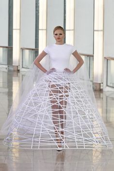 Stéphane Rolland Couture Spring 2015 - Sculptural Fashion - Elegant cage skirt #architecturalfashion...x Architectural Fashion, Couture 2015, Fashion Runway Show, Sculptural Fashion, Design Moda, Solange Knowles, Stephane Rolland, Spring Couture, Runway Dresses