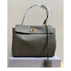 SPECIFICATIONSBrand Name: NoEnName_NullHign-concerned Chemical: NoneHandbags Type: Shoulder BagsTypes of bags: Top-Handle BagsMain Material: GENUINE LEATHERLining Material: POLYESTERShape: Horizontal square shapePlace Of Origin: GUANG DONG ProvincePlace Of Origin: GUANG DONG ProvinceOrigin: Mainland ChinaCN: GuangdongHardness: SOFTPattern Type: SolidInterior: Interior Slot PocketDecoration: AppliquesExterior: Solid BagOccasion: VersatileClosure Type: haspGender: WOMENStyle: fashionNumber of Hand Laura Geller, Y2k Black, Mobile Phone Bag, Handbags For Women, Issey Miyake, Luxury Brand, Daniel Wellington, Jennifer Lopez, Giuseppe Zanotti