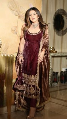 Punjabi Wedding Suit, Velvet Suit Design, Pengantin India, Trendy Outfits Indian, Velvet Dress Designs, Salwar Kamiz, Traditional Indian Outfits, Designer Kurtis