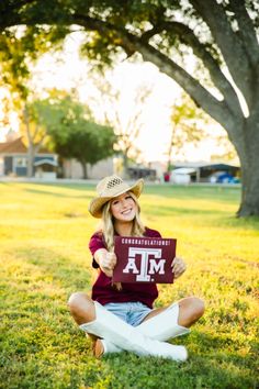 College Commitment Pictures, College Decision Photoshoot, College Photoshoot, College Decision, Grad Poses, Graduation Session, Senior Photoshoot Poses