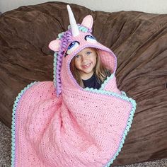 Einhorn Decke mit Kapuze  Häkelanleitung  (für dünne oder dicke Wolle) - PDF Crochet Triceratops, Crochet Unicorn Blanket, Doll Softie, Unicorn Blanket, Crochet Hood, Unicorn Hat, Crocheted Blanket, Crochet For Beginners Blanket, Crochet Unicorn