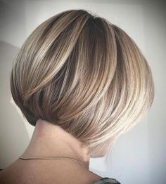 Bronde Rounded Bob with Layers Bob Inversat, Κούρεμα Bob, Layered Bob Haircuts, Wavy Bob Hairstyles, Chin Length Bob, Modern Haircuts, Layered Bob Hairstyles, Haircut Styles, Bob Hairstyles For Fine Hair