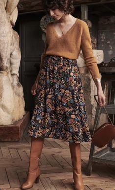 Dark Floral Skirt, Winter Office Wear, Boho Fall Outfits, Rok Outfit, Skirt Boots, Skirts With Boots, Boho Fall