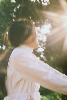 a woman in white shirt throwing a frisbee