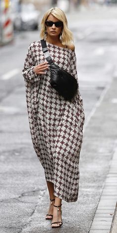 Kaftan Dress Street Style, Afrikaanse Mode, Outfit Chic, Foto Tips, Looks Chic, Fashion Week Street Style, Fashion 2020, Mode Inspiration, Outfits Casuales