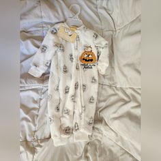 Nwt Halloween Peanuts Snoopy Baby Onsies. 6-9 Months. Smoke Free Home. Snoopy Baby Clothes, Snoopy Clothes, Cute Nursery Ideas, Snoopy Baby, Crepe Suzette, Peanut Snoopy, Baby Snoopy, Cute Nursery, Snoopy Halloween