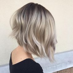 Platinum Balayage Bob Platinový Blond, Dunner Wordend Haar, Ash Blonde Hair Colour, Inverted Bob Hairstyles, Classic Haircut, Hair Envy, Cool Haircuts, Great Hair