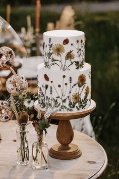 Stunning Pressed Flower Wedding Cake Boho Wedding Cake, Rustic Wedding Decorations, Wedding Cake Rustic, Rustic Cake, Wildflower Wedding