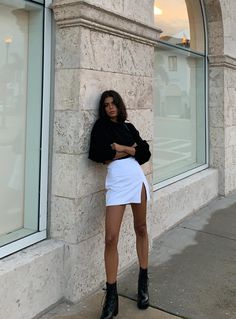 High rise mini skirt Zip fastening at back, leg slit Non-stretch, unlined 98% cotton 2% spandex Cold gentle machine wash College Outfit, Miniskirt Outfits, Looks Street Style, Fall Clothes, Trik Fotografi, Online Fashion Boutique, Skirt White, Fashion Weeks, White Skirt