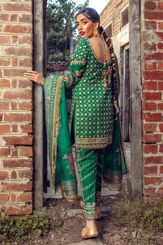 Pakistani Green Salwar Kameez Dress for Mehndi is a traditional masterpiece that gives you your desired appearance at the wedding. This stunning Salwar Kameez is hand-embellished with gota, resham, and tilla details making it an epitome of beauty and elegance. Kameez: Beautiful kameez in green color is a lavish attire to wear on the Mehndi day. This kameez is perfectly stitched and is adorned with embroidery. Multi-colored resham, gota, and tilla give a lavish traditional touch to this stunning Dress For Mehndi, Green Punjabi Suit, Green Salwar Kameez, Mohsin Naveed Ranjha, Pakistani Wedding Outfits, Dress Salwar Kameez, Pakistani Fashion Party Wear, Dress Indian Style, Groom Outfit