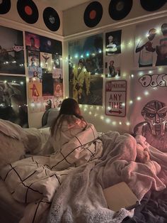 Trap Bedroom Ideas, Room Ideas Aesthetic Grunge Y2k, Bedroom Ideas Tomboy, Skatergirl Room, Boy Room Ideas Teen, Bedroom Ideas Skater, Room Ideas Skater, Room Inspo Skater, Sporty Room Aesthetic