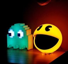 essas luminárias são lindas tenho a rosa. Video Game Room Design, Video Game Rooms, Geek Decor, Gaming Room Setup, Retro Game, Gamer Room, Video Game Room, Game Room Design, Pac Man