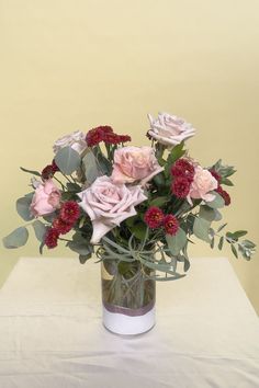 This Flower School How-To Video uses two on-trend garden rose varieties: "Quicksand" and "Sahara Sensation" along with an assortment of foliages to create a simple vase of garden roses. Garden Rose Varieties, Lush Face Products, Simple Vase, Dark Green Top, Three Roses, 12 Roses, Rose Varieties, Silver Dollar Eucalyptus