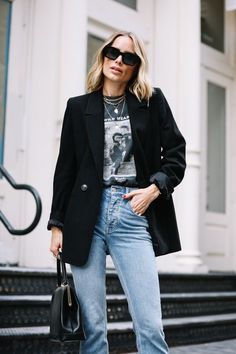 Mode Edgy, Oversized Blazer Outfit, Maxi Blazer, Blazer And Jeans, Skandinavian Fashion, Graphic Tee Outfits, Olivia Palermo, Casual Work Outfits