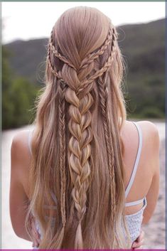 Prom hairstyles for long hair are very versatile. They can be easy and plain or elaborate and sophisticated. No matter what look you prefer, you will surely find some inspo in our collection of the best long hairstyles for prom. Prom Braid, Fishtail Braids, Braided Prom Hair, Fishtail Braid, Prom Hairstyles For Long Hair, Bohemian Hairstyles, Long Blonde, Boho Hairstyles, Box Braids Hairstyles