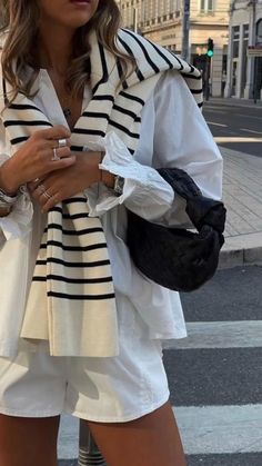 summer city outfit inspo Summer City Outfits, September Outfits, European Summer Outfits, Skandinavian Fashion, City Outfits, Preppy Outfit, Sporty Chic, Casual Dinner Outfit, Business Casual Outfits