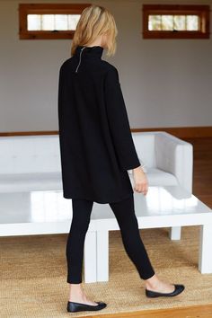 Minimalist Moda, Look Legging, Emerson Fry, Vegan Leather Leggings, Summer Work Outfits, Looks Street Style, Minimal Chic, All Black Outfit, Nyc Fashion