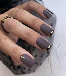 Gray short nail with metal tip Beauty Hacks Nails, Classy Nail Designs, Glamorous Nails, Trendy Nail Art, Glam Nails, Short Nail Designs