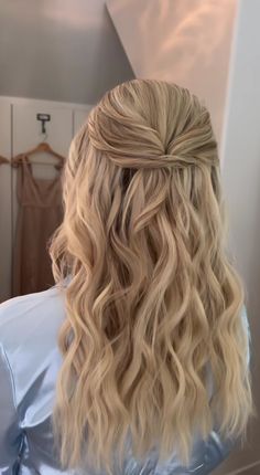 Prom Hair Medium Length, Grad Hairstyles, Curled Prom Hair, Semi Formal Hairstyles, Prom Hair Medium, Bridesmaid Hair Makeup